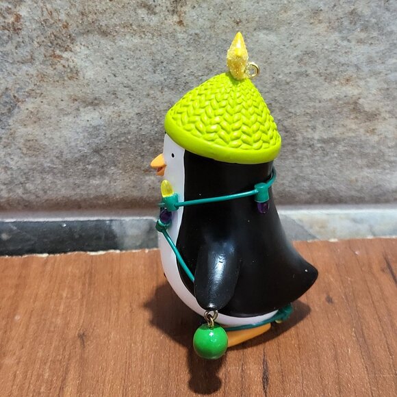 Hallmark Christmas Ornament Tip South Pole Pals 2007 Penguin In Lights - Picture 12 of 12